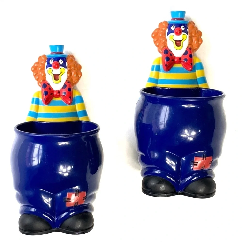 Clown cup container, that is very adorable.